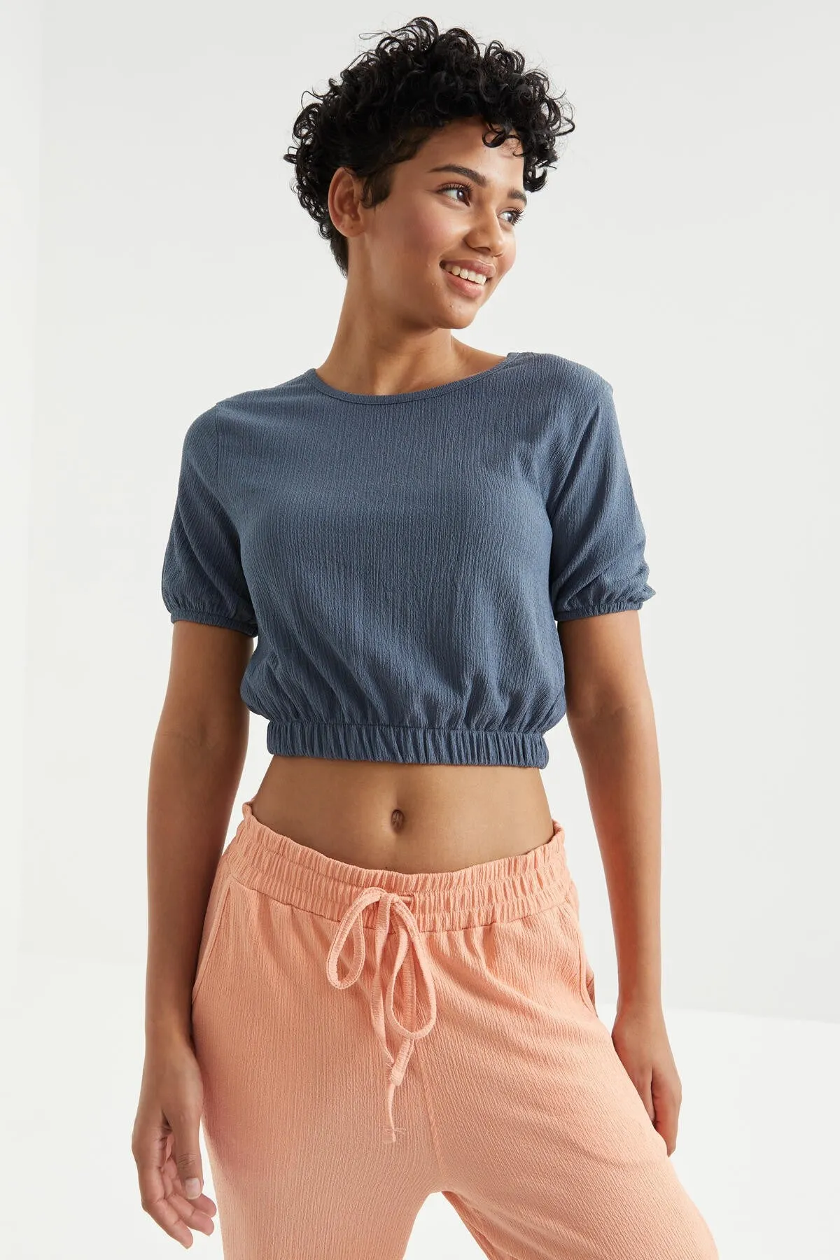 balon kol o yaka beli lastikli bürümcük kumaş kadin crop top t-shirt - 97221