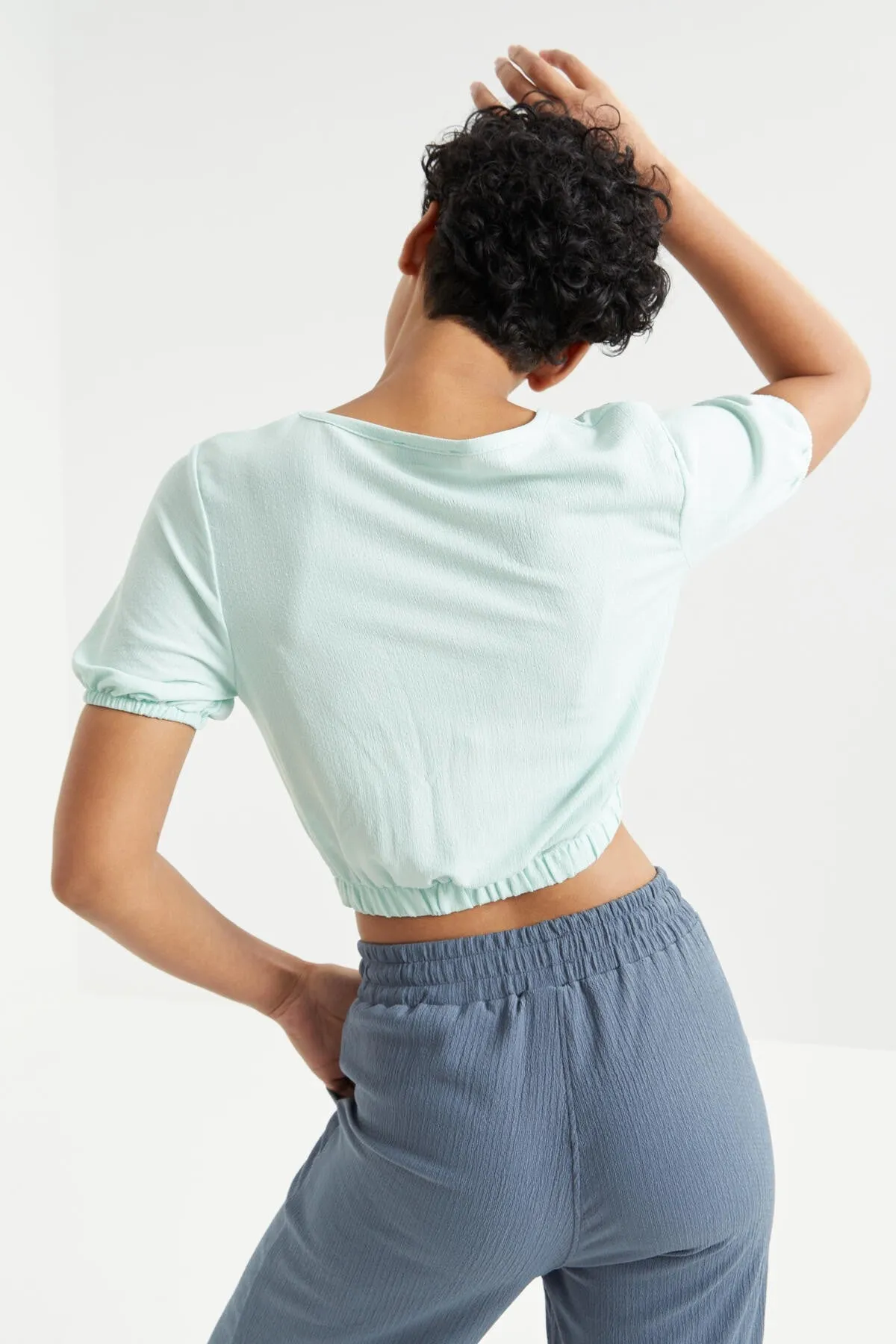 balon kol o yaka beli lastikli bürümcük kumaş kadin crop top t-shirt - 97221